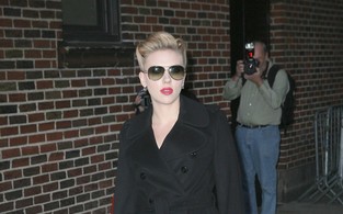 Scarlett Johansson vai ao programa de Dadid Letterman (Foto: Agência X17)