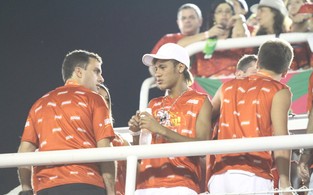 Neymar bebe água em camarote da Sapucaí (Foto: Clayton Militão / Photo Rio News)