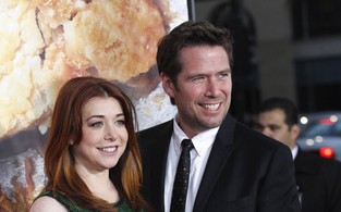 Grávida, Alyson Hannigan  com o marido Alexis Denisof na première de ‘American Pie – O reencontro’ em Los Angeles, nos Estados Unidos (Foto: Reuters/ Agência)
