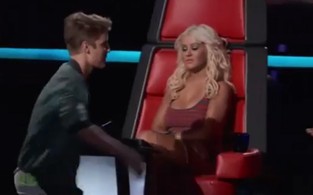Christina Aguilera após cumprimentar Justin Bieber (Foto: YouTube / Reprodução)