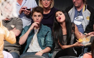Justin Bieber e Selena Gomez assistem a jogo de basquete (Foto: Getty Images)