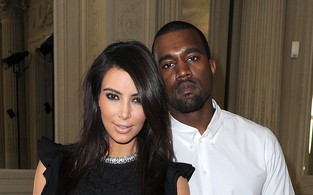 Kanye West e Kim Kardashian assistem a desfile da Semana de Moda de Paris, na França (Foto: Getty Images/ Agência)