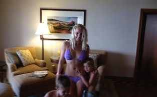 Britney Spears com os filhos (Foto: Reprodução/Facebook)