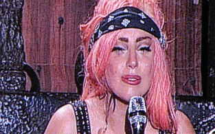 Lady Gaga chora no palco do show no Rio (Foto: Léo Martinez/EGO)