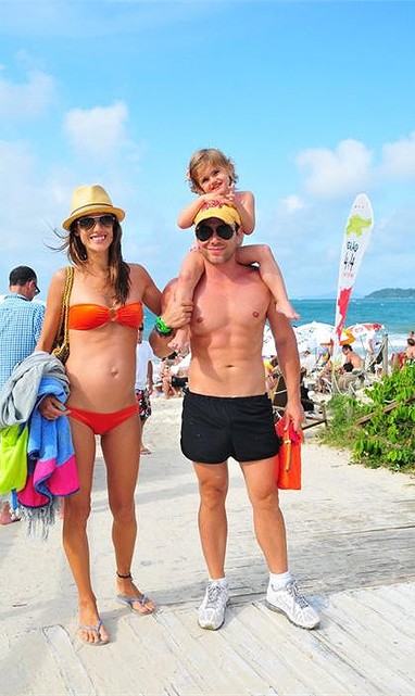  Alessandra Ambrosio curte praia gravida com filha e Matheus Mazzafera (Foto: Divulgação/ Divulgação)