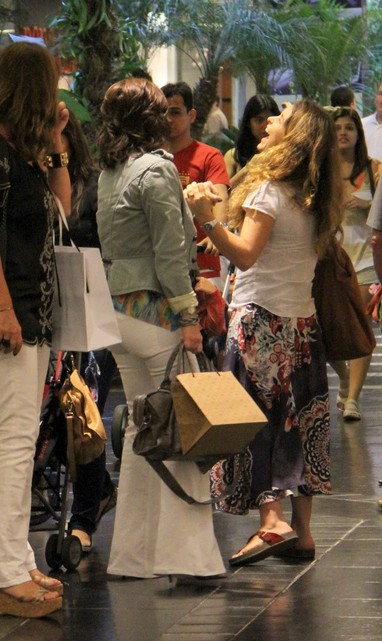 Giovanna Antonelli passeia em shopping e encontra Claudia Abreu RJ (Foto: Daniel Delmiro/ Ag.News)