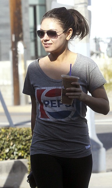Mila Kunis passeia por Los Angeles, na Califórnia (Foto: Honopix)