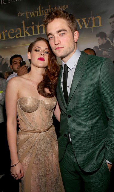 Robert Pattinson e Kristen Stewart posam juntos em première em Los Angles, nos EUA (Foto: Christopher Polk/ Getty images/ Agência)