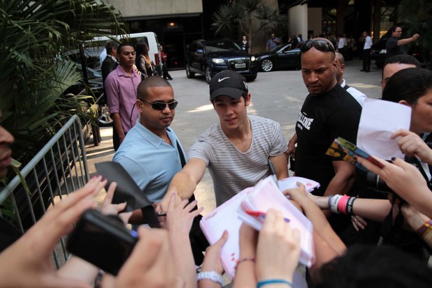 Nick Jonas distribui autógrafos em São Paulo (Foto: Orlando Oliveira/ Agnews)