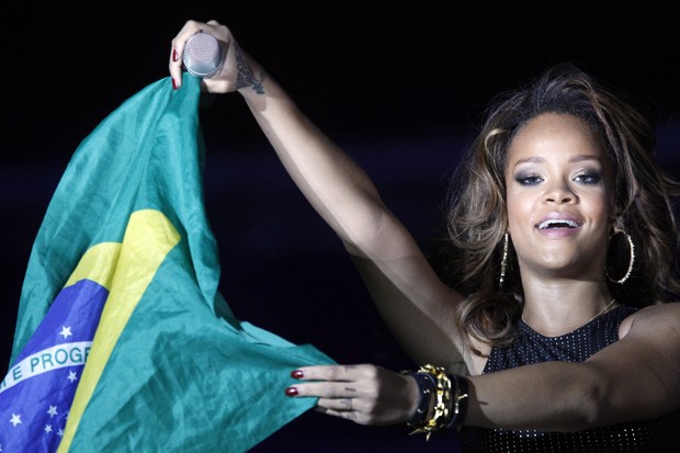 Rihanna com a bandeira do Brasil na Nilson Nelson Arena, em Brasília (Foto: Reuters/ Agência)