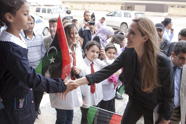 Angelina Jolie em visita à Líbia (Foto: Agência/Reuters)
