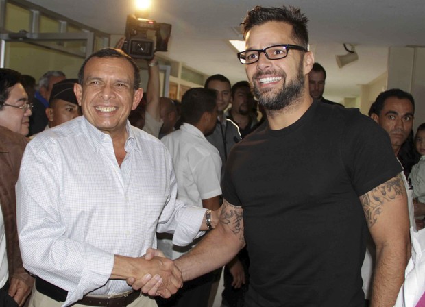 Ricky Martin e o presidente de Honduras Porfírio Lobo na cidade de Tegucigalpa (Foto: Reuters/ Agência)