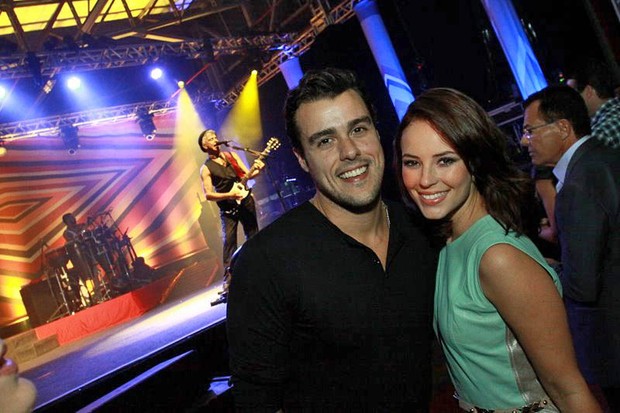 Paola Oliveira e o namorado Joaquim Lopes em show do Lulu Santos em Goiânia (Foto: Anderson Borde/ Ag. News)