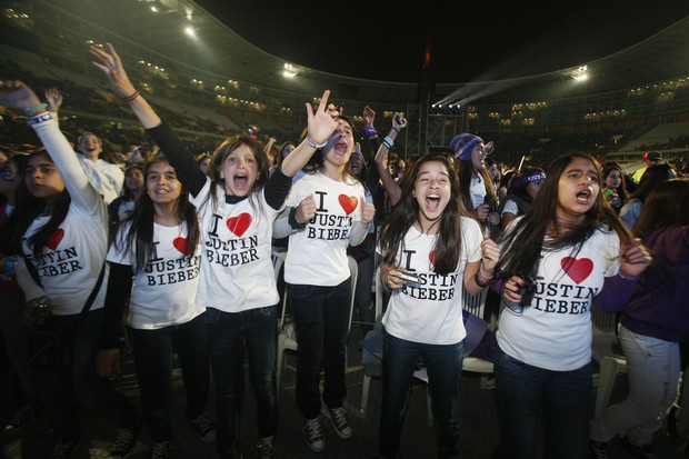Fãs no show de Justin Bieber em Lima, no Peru - 17/10/2011 (Foto: Reuters)