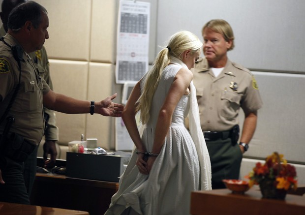 Lindsay Lohan deixa tribunal algemada (Foto: Agência/Reuters)