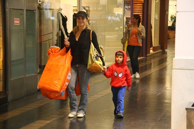 Carolina Dieckmann e José no shopping (Foto: Agnews/ Daniel Delmiro)