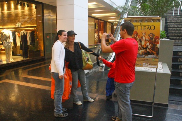 Carolina Dieckmann tira foto com fã durante passeio em shopping do Rio - 19/10/2011 (Foto: Daniel Delmiro / AgNews)