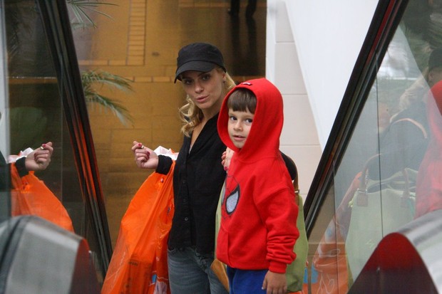 Carolina Dieckmann passeia com o filho em shopping do Rio - 19/10/2011 (Foto: Daniel Delmiro / AgNews)