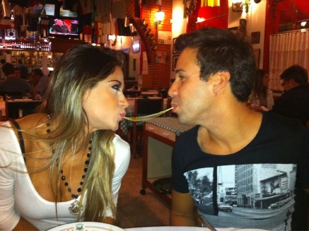 Ex-BBB Mayra Cardi e o namorado Vinícius Viera em restaurante no Rio (Foto: Twitter/ Reprodução)