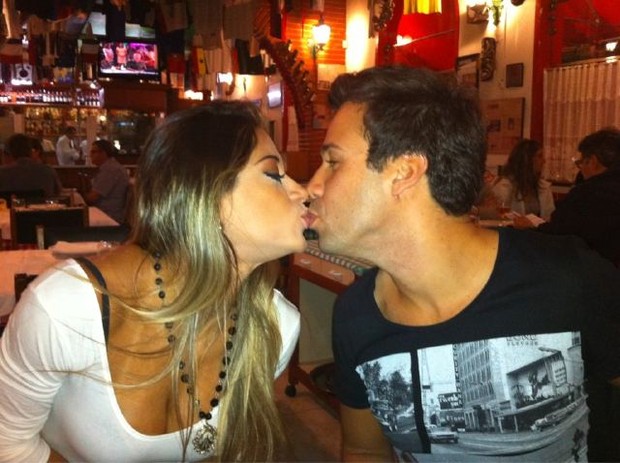 Ex-BBB Mayra Cardi e o namorado Vinícius Viera em restaurante no Rio (Foto: Twitter/ Reprodução)