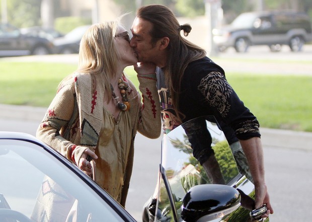 Sharon Stone beija homem desconhecido em passeio por Beverly Hills (Foto: Grosby Group)