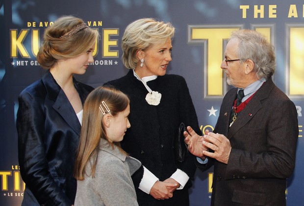 Diretor Steven Spielberg com Princesa Astrid e suas filhas Luisa Maria e Laetitia Maria durante a première de 'As Aventuras de TinTin' em Bruxelas, na Bélgica - 22/10/2011 (Foto: Reuters)