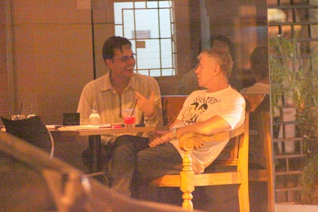 Miguel Falabela janta com amigo (Foto: Fausto Candelária / AG News)