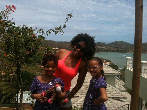 Adriana Bombom com as filhas  em Búzios (Foto: Reprodução/Twitter)