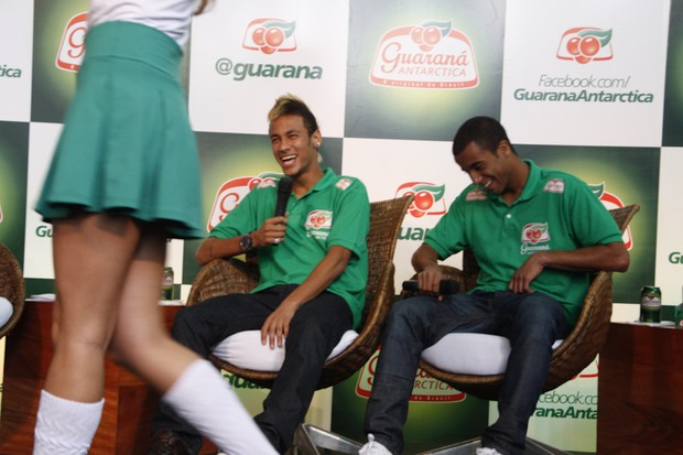 Neymar e Lucas admiram loira em evento (Foto: Amauri Nehn/Ag News)