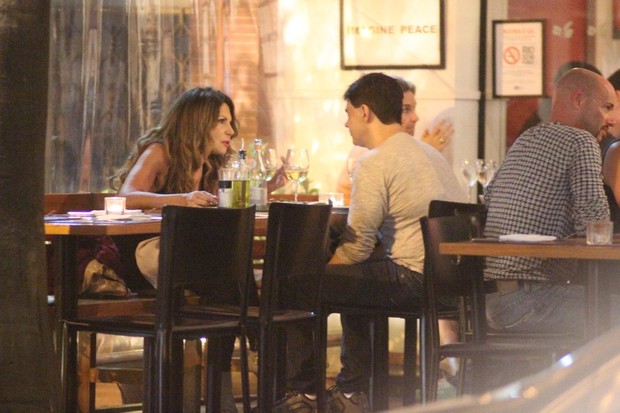 Elba Ramalho janta com amigo em restaurante no Leblon, Zona Sul do Rio (Foto: Fausto Candelária/ Ag. News)