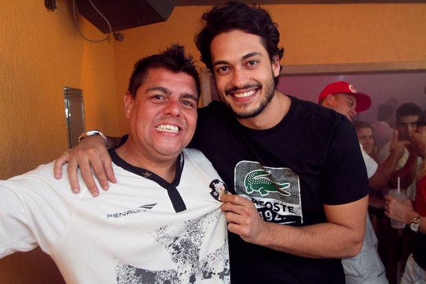 Dj Tartaruga e o ator Raphael Viana em boate na Zona Oeste do Rio (Foto: Marcos Samerson/ Divulgação)