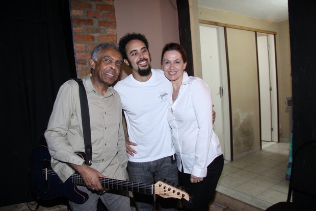 Gilberto Gil com o filho Bem e a mulher Flora em show do Grupo Tono no Rio (Foto: Alex Palarea/ Ag.News)