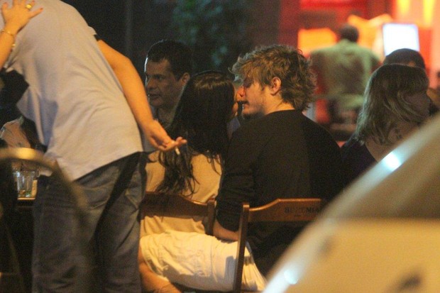 Isis Valverde e o namorado Tom Rezende em bar na Barra da Tijuca, Zona Oeste do Rio (Foto: Delson Silva/ Ag. News)