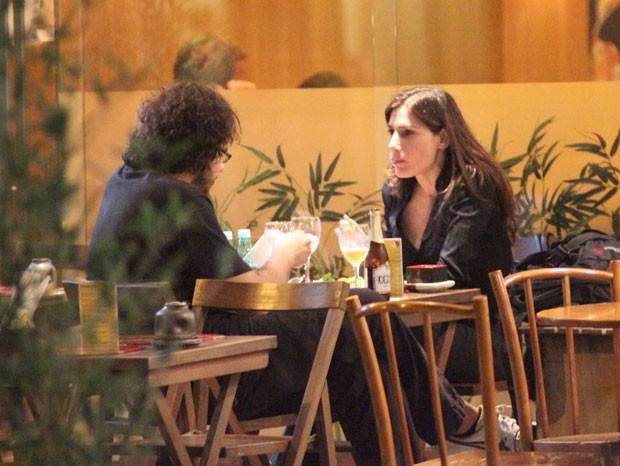 Virgínia Cavendish janta com o namorado no Leblon, Zona Sul do Rio (Foto: Fausto Candelária/ Ag. News)