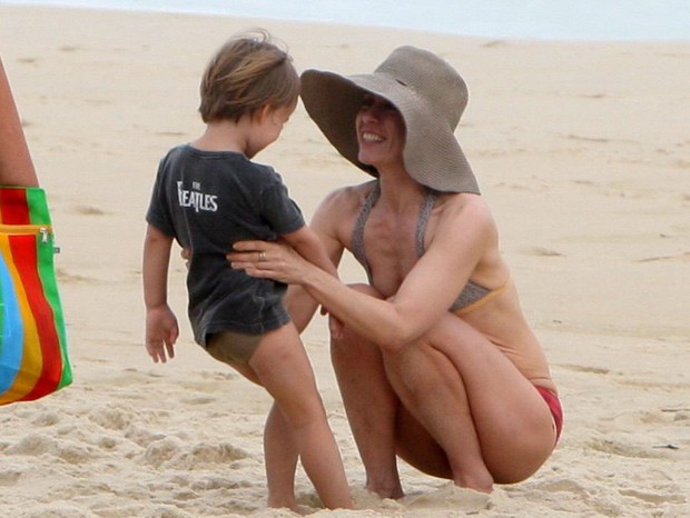 Fernda Torres brinca na praia com o filho, no Rio (Foto: Gil Rodrigues / Photo Rio News)