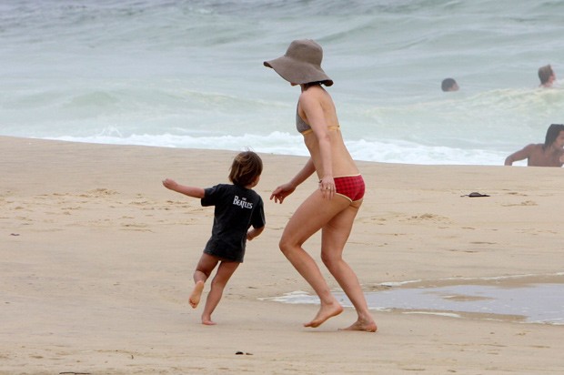 Fernda Torres brinca na praia com o filho, no Rio (Foto: Gil Rodrigues / Photo Rio News)