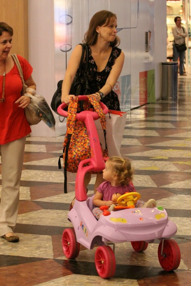 Fernanda Rodrigues e filha passeiam no shopping da Gavea RJ (Foto: Alice Silva / Ag. News)