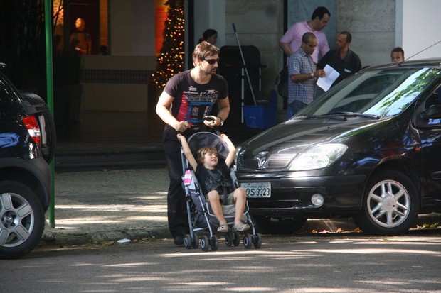 Murilo Rosa com o filho (Foto: Daniel Delmiro / Ag. News)