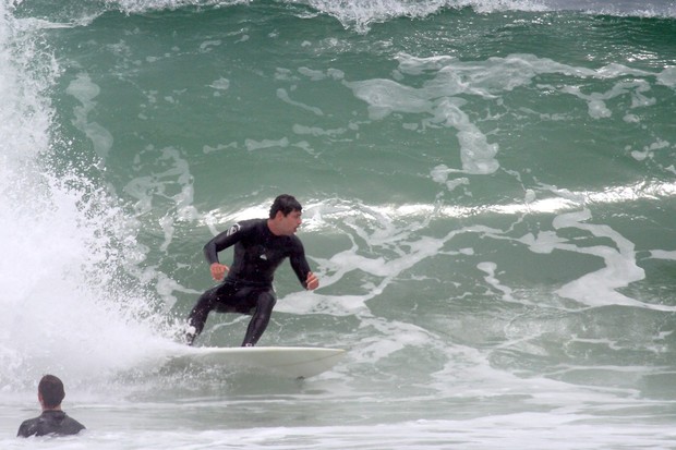 Cauã surfa no Recreio dos Bandeirantes (Foto: Dilson Silva / Ag News)