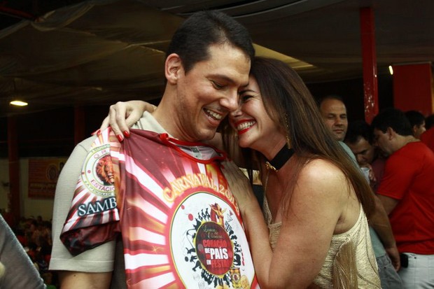 Luma de Oliveira e o namorado na Estácio de Sá (Foto: Anderson Borde/Ag. News)