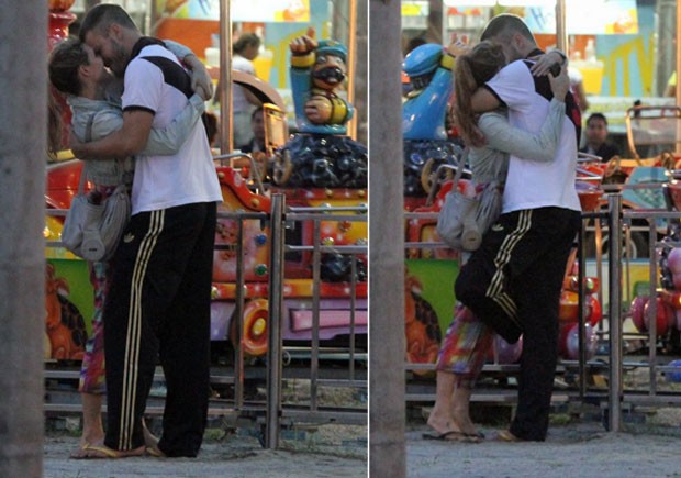 Fernanda Lima e Rodrigo Hilbert trocam beijos em parque na Zona Oeste do Rio (Foto: Delson Silva/ Ag. News)