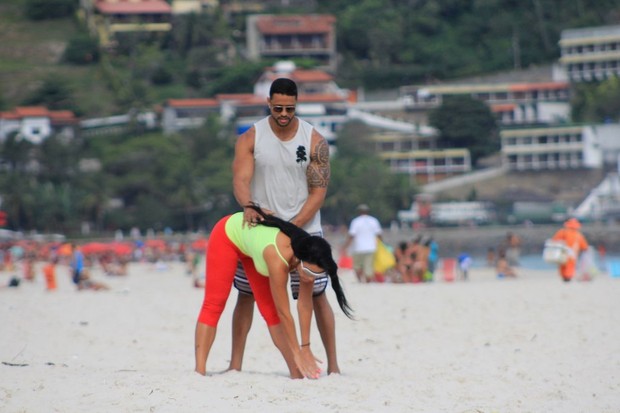 Solange Gomes corre na praia (Foto: Rodrigo dos Anjos / Ag. News)