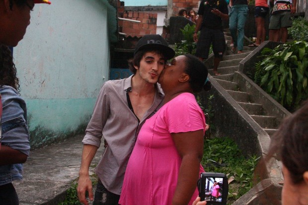 Fiuk grava clipe em favela do Rio (Foto: Daniel Delmiro/Agnews)