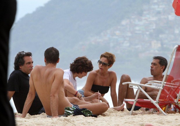 Andrea Beltrao na praia (Foto: Andre Freitas/ Ag. News)