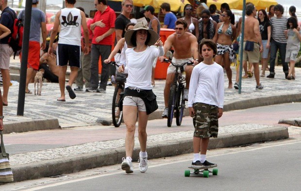 Fernanda Torres corre com o filho (Foto: Andre Freitas/ Ag. News)
