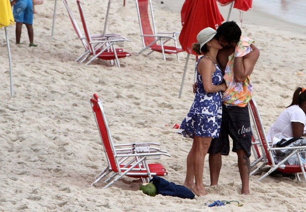 Cissa Guimarães e namorado na praia (Foto: Andre Freitas/ Ag. News)