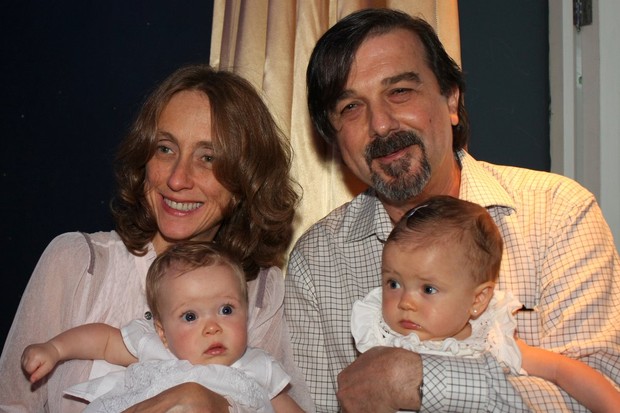 Betty Gofman com o marido e as filhas (Foto: Henrique Oliveira/PhotoRio News)