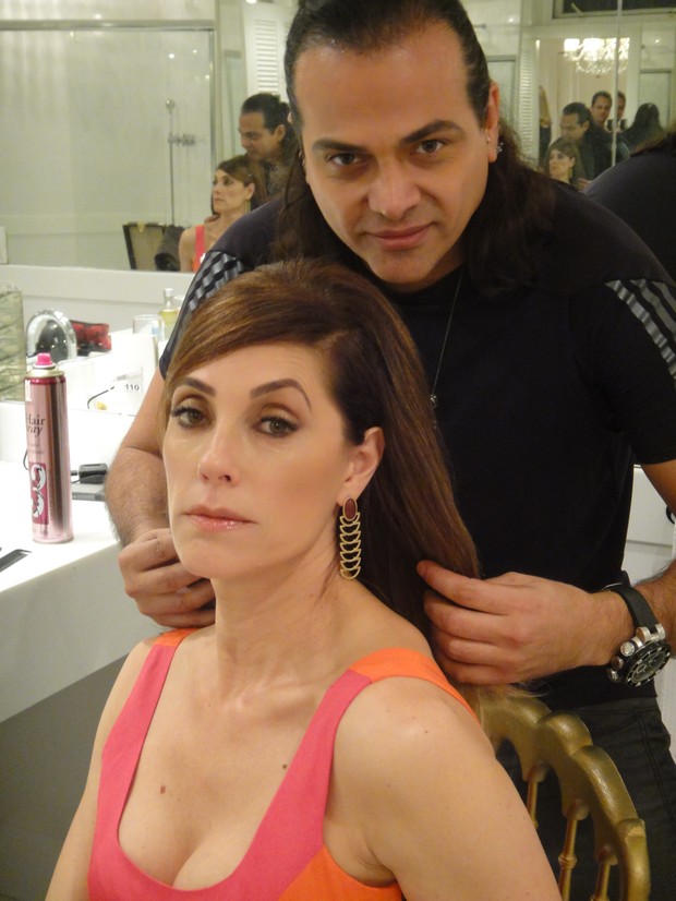 Christiane Torloni arurma os cabelos com Flavio Priscott (Foto: Divulgação)