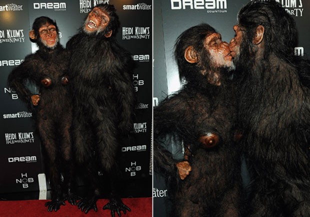 Heidi Klum e Seal vão fantasiados de macacos a festa de Halloween em Nova York, nos Estados Unidos (Foto: Getty Images/ Agência)