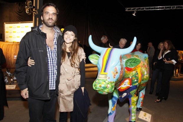 Mallu Magalhães e Marcelo Camelo na abertura da exposição Cow Parade (Foto: Felipe Assumpção / AgNews)